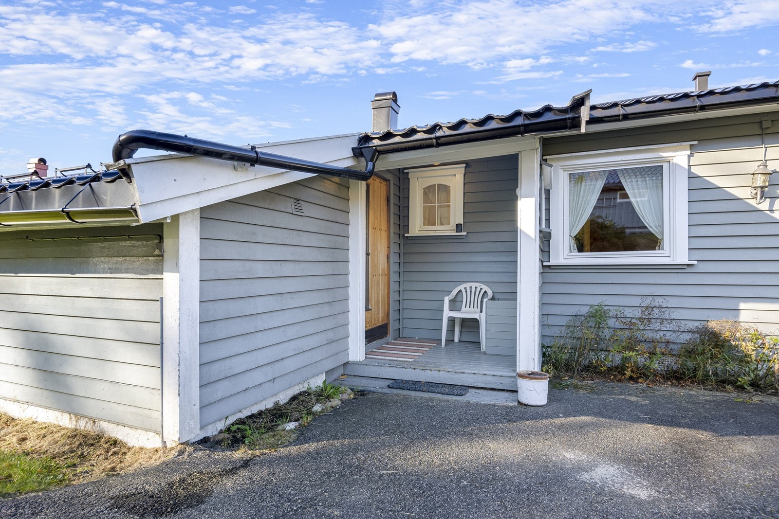 Inngangsparti med asfaltert tun. Galleribilde