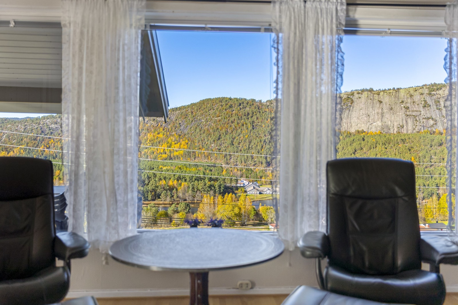 Det er montert solskjerming på flere vinduer. Galleribilde