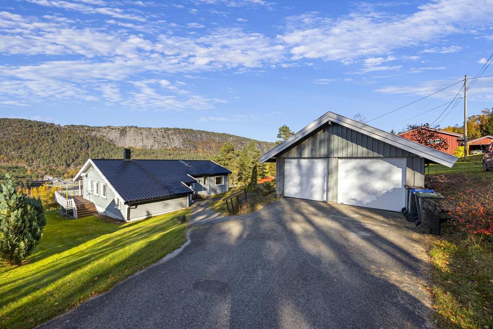 Enebolig med alt på en flate og dobbel garasje med elporter fra ca. 2017. Galleribilde