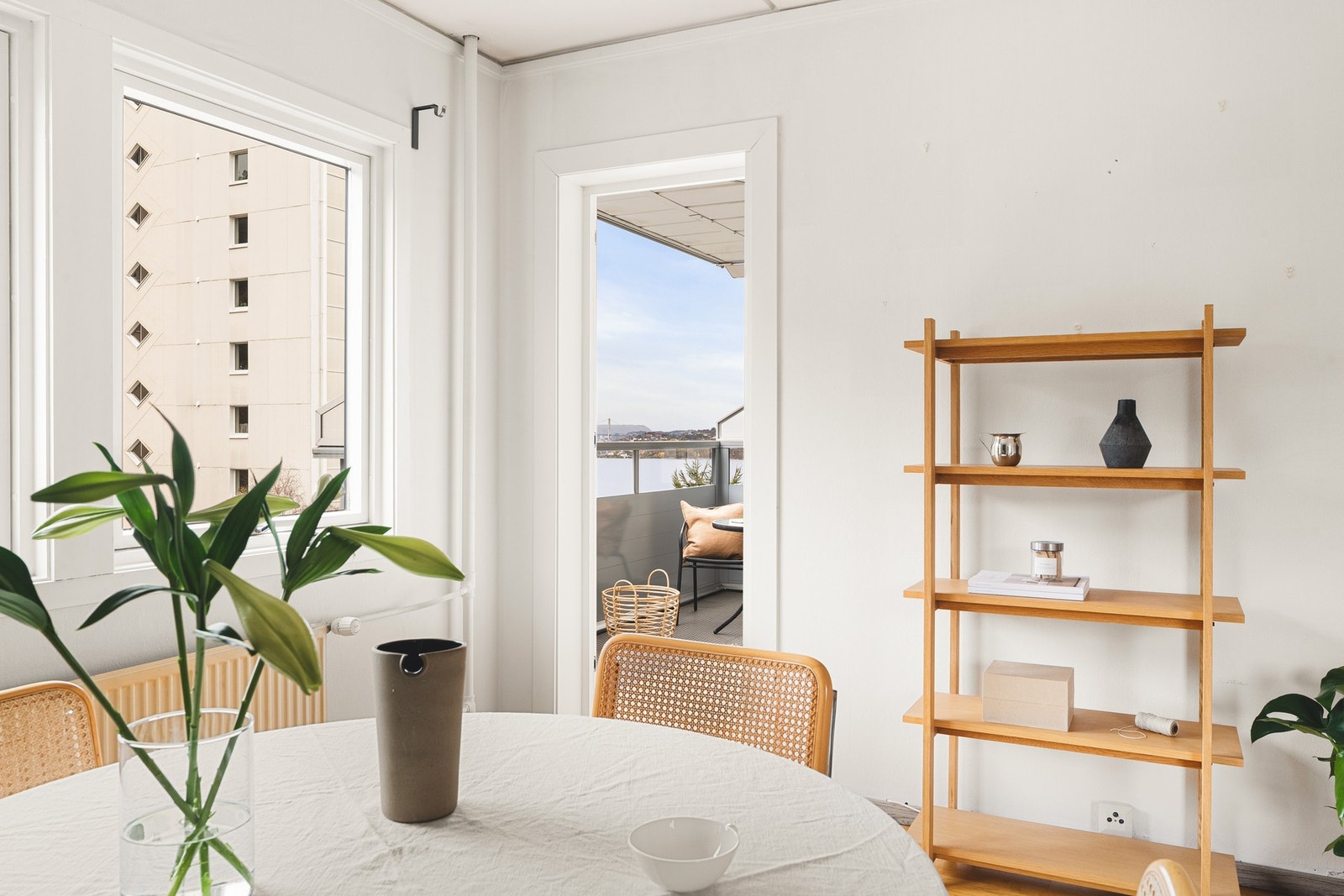 Fra stuen har du direkte adkomst til en solrik balkong på ca. 8 kvm. Galleribilde