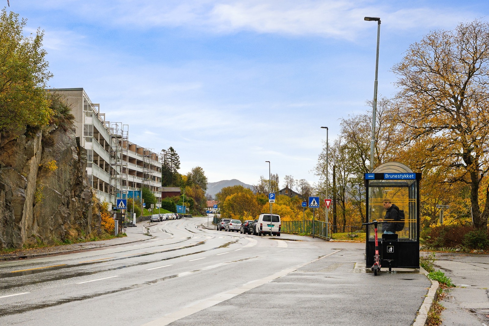 Avhengig av buss? Ikke noe problem. Buss nr. 12 og 19 har hyppige avganger like ved boligen fra stoppet "Lønborg". Galleribilde