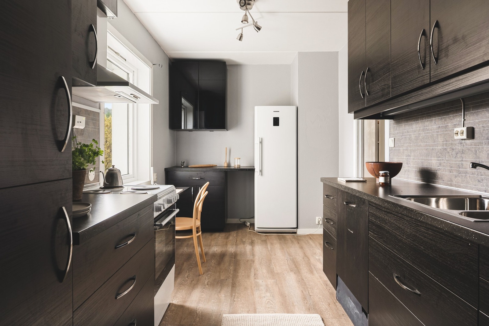 Innredningen har slette fronter, laminat benkeplate, stålvask og integrert oppvaskmaskin. Galleribilde