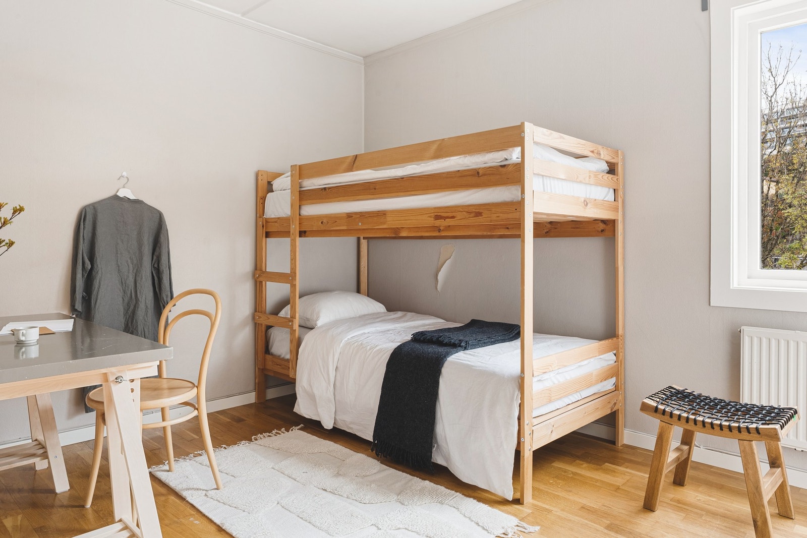 Begge rommene har plass til dobbeltseng, garderobeskap og arbeidsplass. Galleribilde