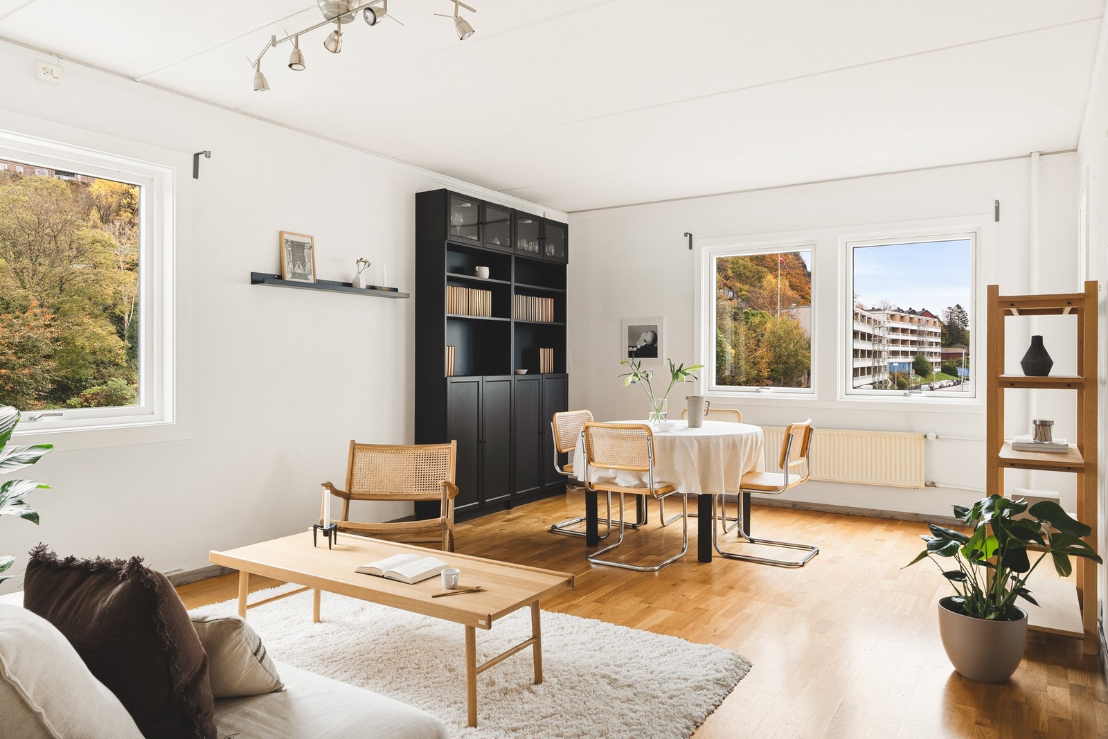 Stuen på ca. 23 kvm er lys og luftig, med store vindusflater som slipper inn rikelig med naturlig lys. Galleribilde