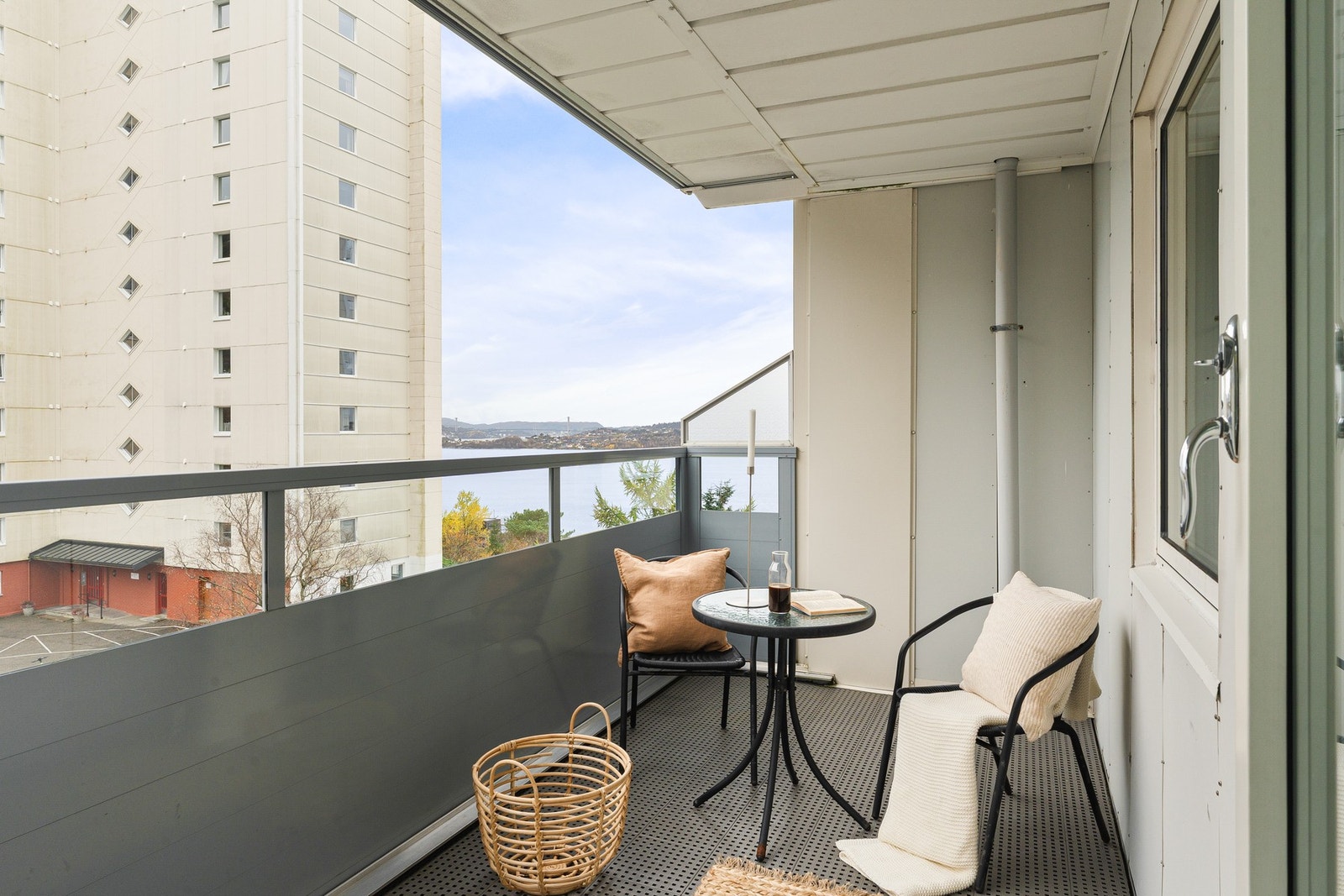 Fra balkongen kan man nyte flott utsikt og gode solforhold. Galleribilde