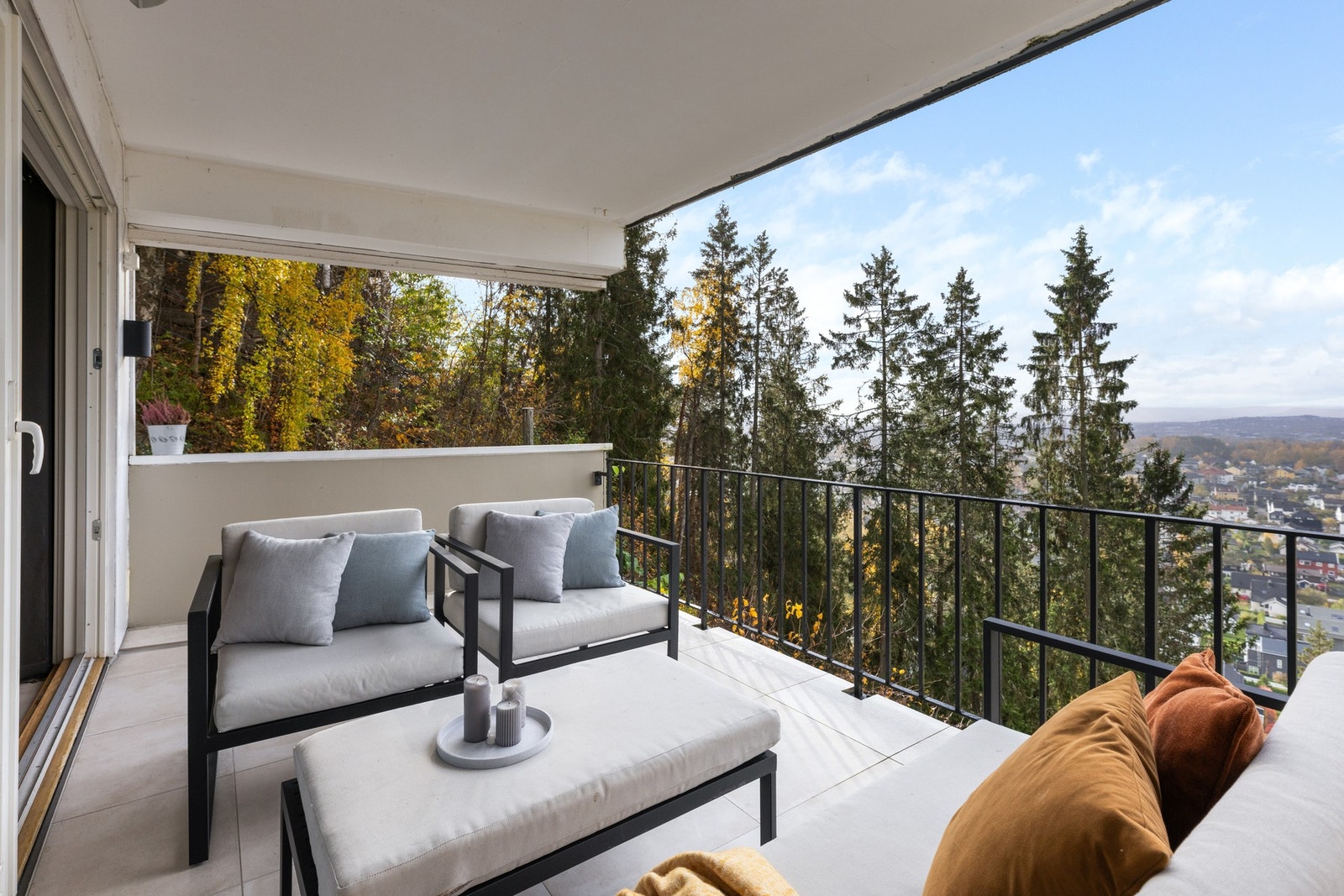 Her kan du lene deg tilbake og nyte solen fra hele dagen til den går ned bak åsene. Galleribilde