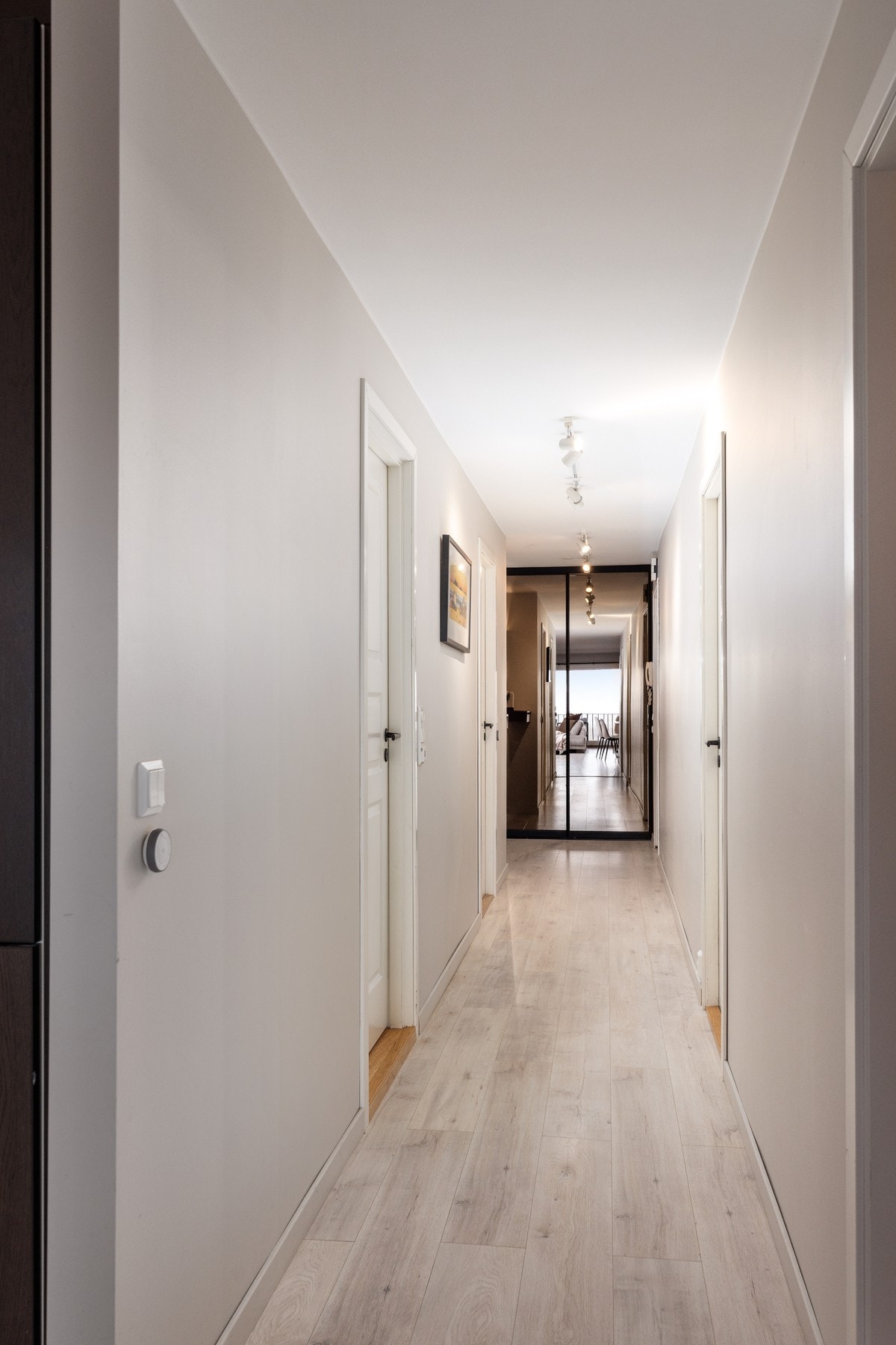 Selve entréen er lys, ryddig og velkomstvennlig - med praktisk skyvedørsgarderobe som holder alt på plass. Galleribilde