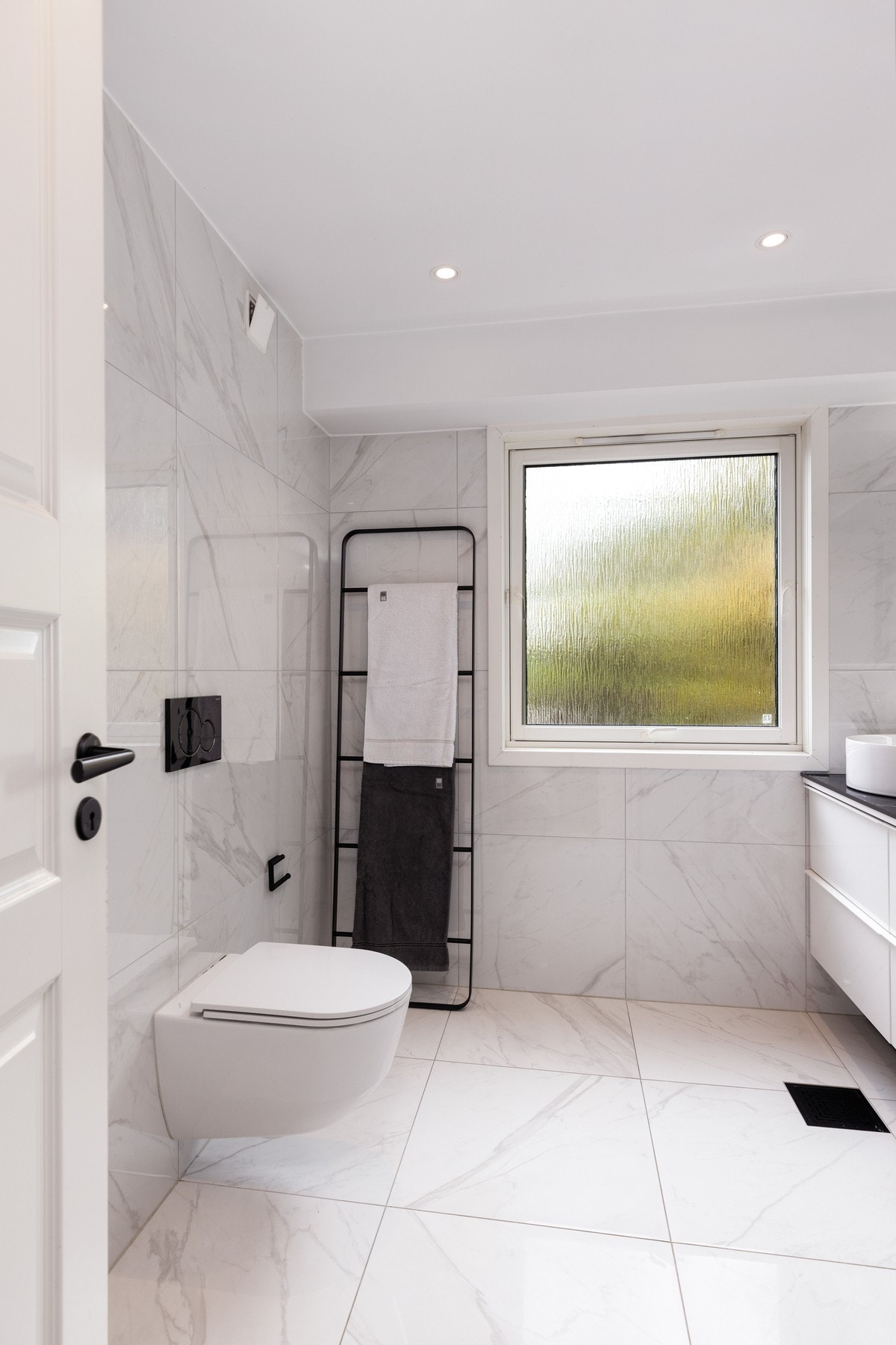 Her finner du dobbel servant med underskap, speil med lys, vegghengt toalett, plassbygde skap, dusjløsning med inn- og utadslående dører, samt opplegg for vaskemaskin. Galleribilde