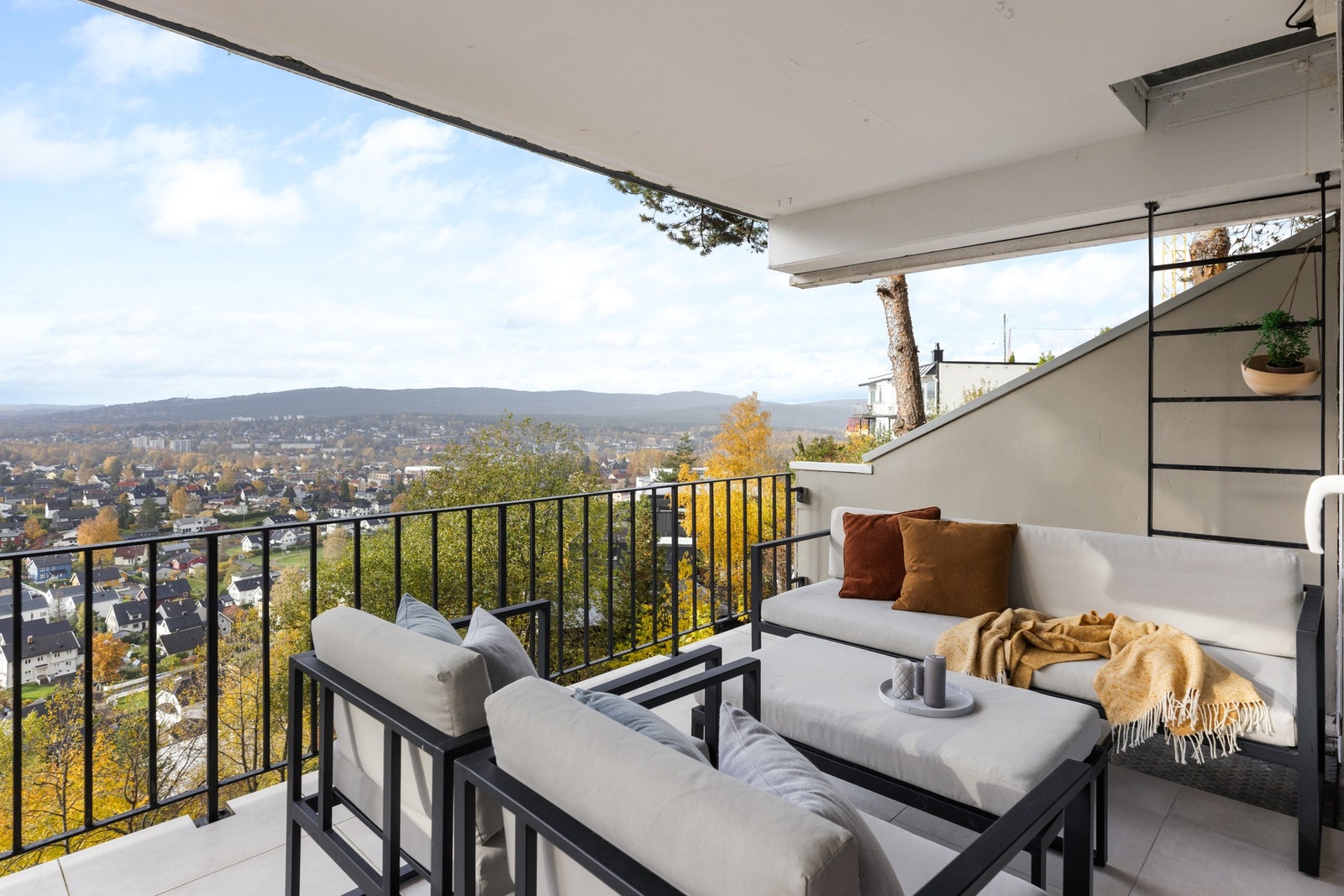 Balkongen har flislagt gulv, stikkontakt og belysning. Galleribilde