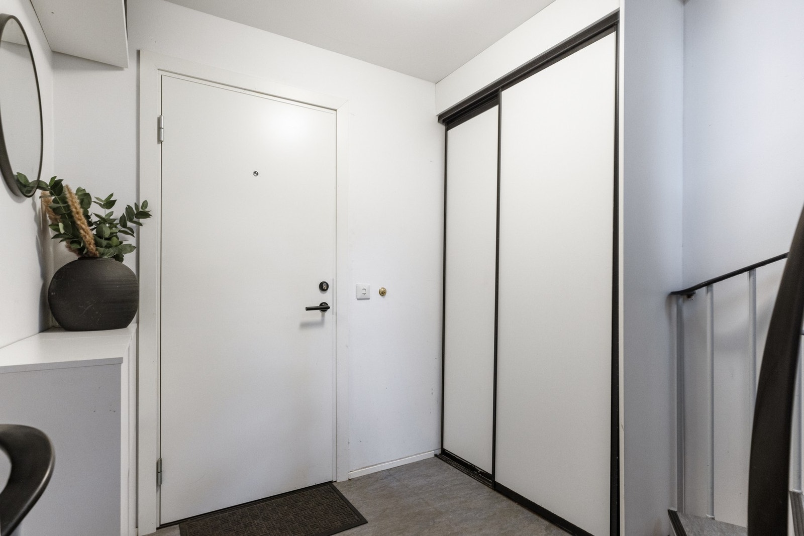 Allerede før du går inn døren, møtes du av et hyggelig uteområde på fellesarealet utenfor entréen, med plass til garderobeskap, benk eller annet møblement. Galleribilde