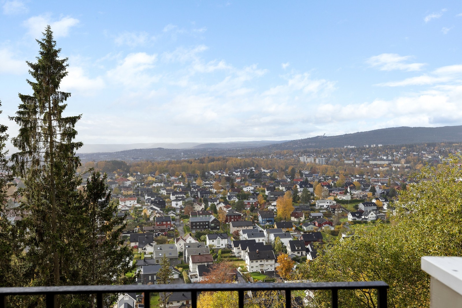 Balkongen har fantastisk utsikt mot Holmenkollen. Galleribilde