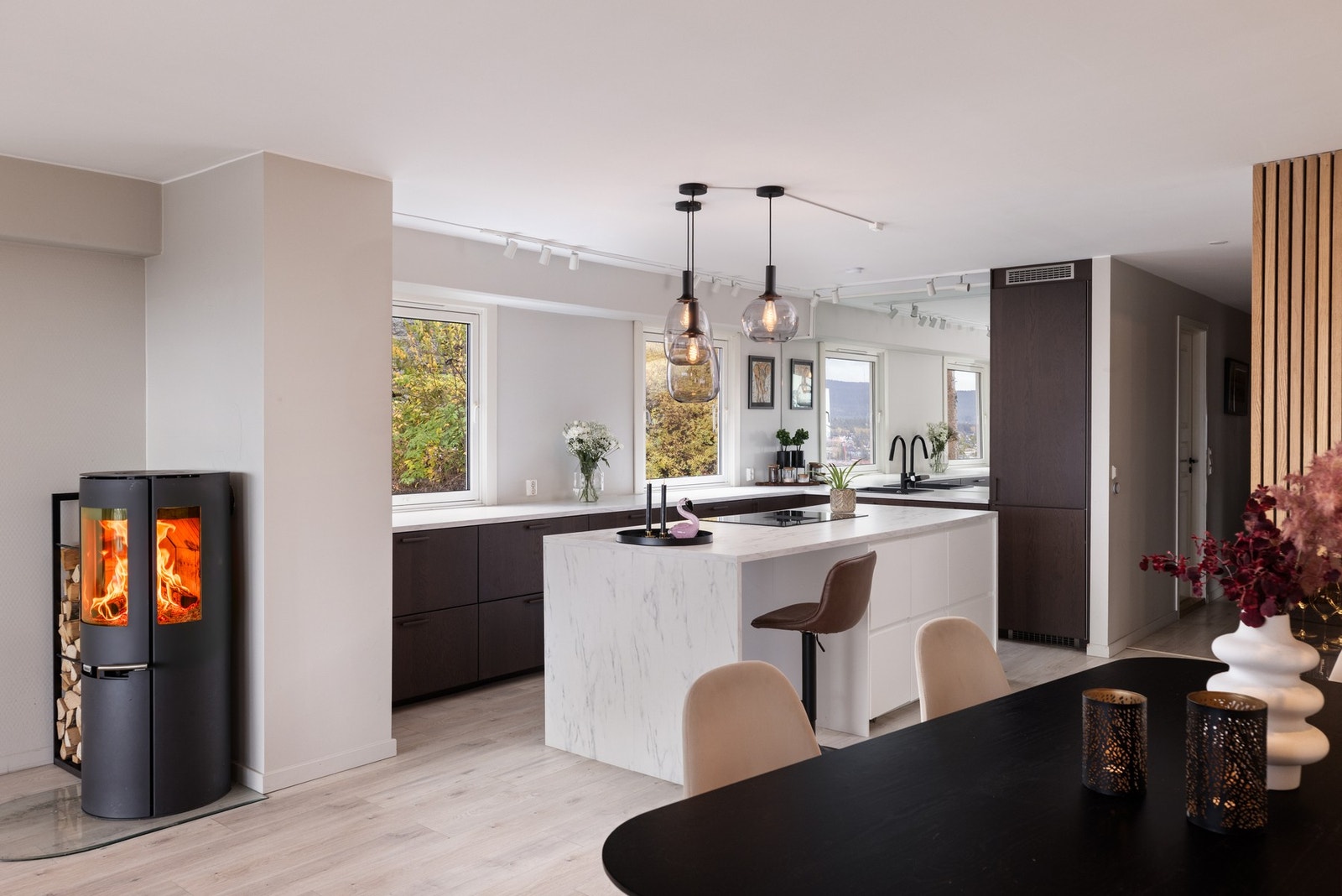 Den åpne stue- og kjøkkenløsningen er leilighetens naturlige samlingspunkt. Galleribilde