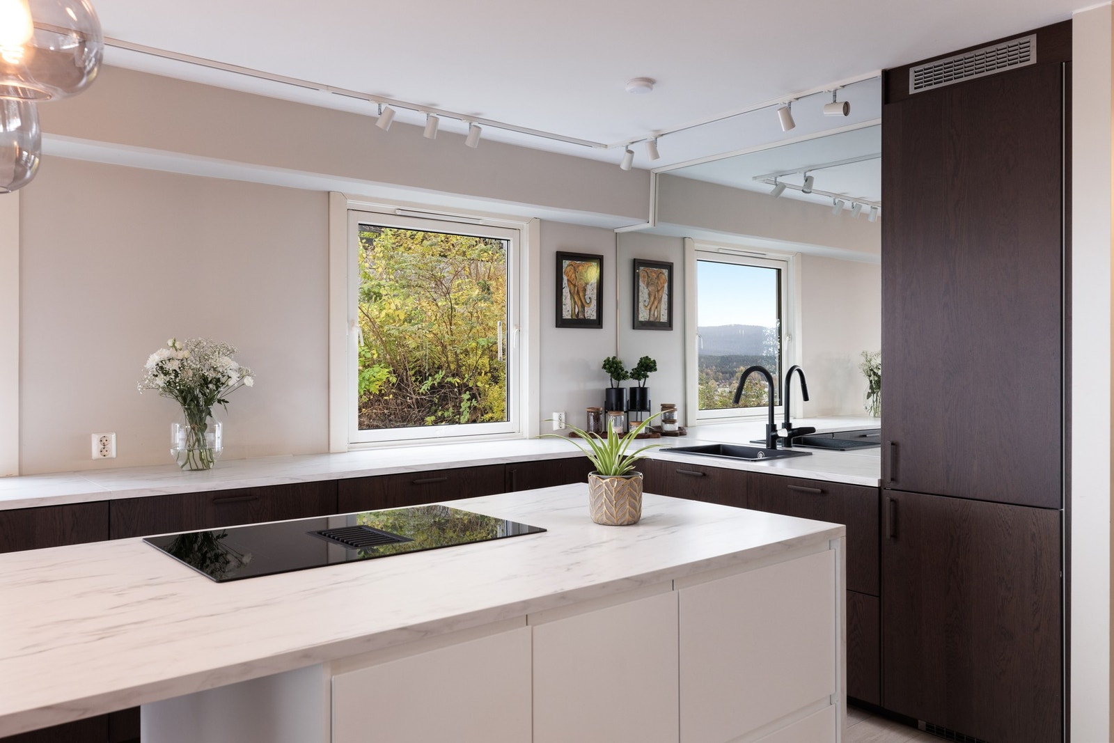 Her får du alt du trenger - inkludert kjøkkenøy med barløsning og ekstra benkeplass. Galleribilde