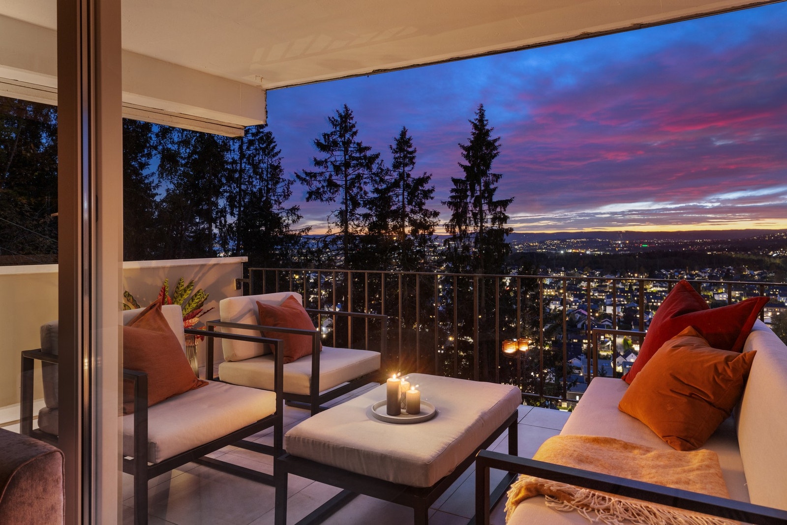 Velkommen til denne attraktive 4-roms leiligheten, høyt og fritt beliggende i Grefsenkollveien 38! Galleribilde