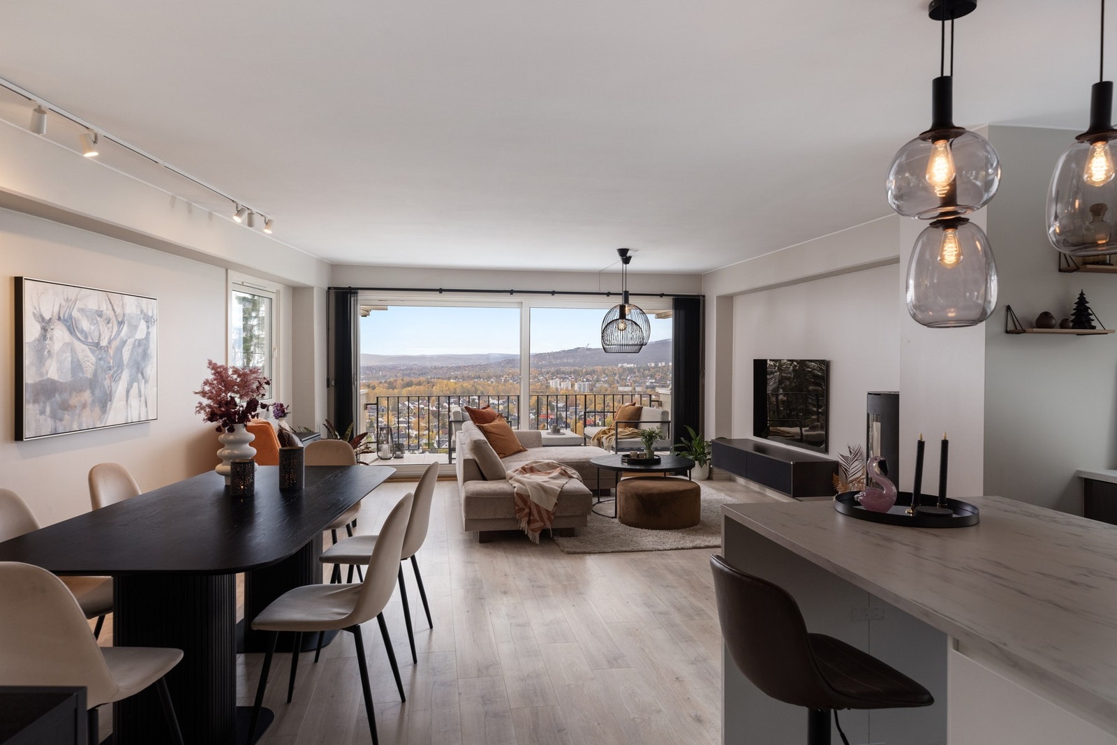 Fra stuen har du utgang til en vestvendt balkong på ca. 11,7 kvm. Galleribilde