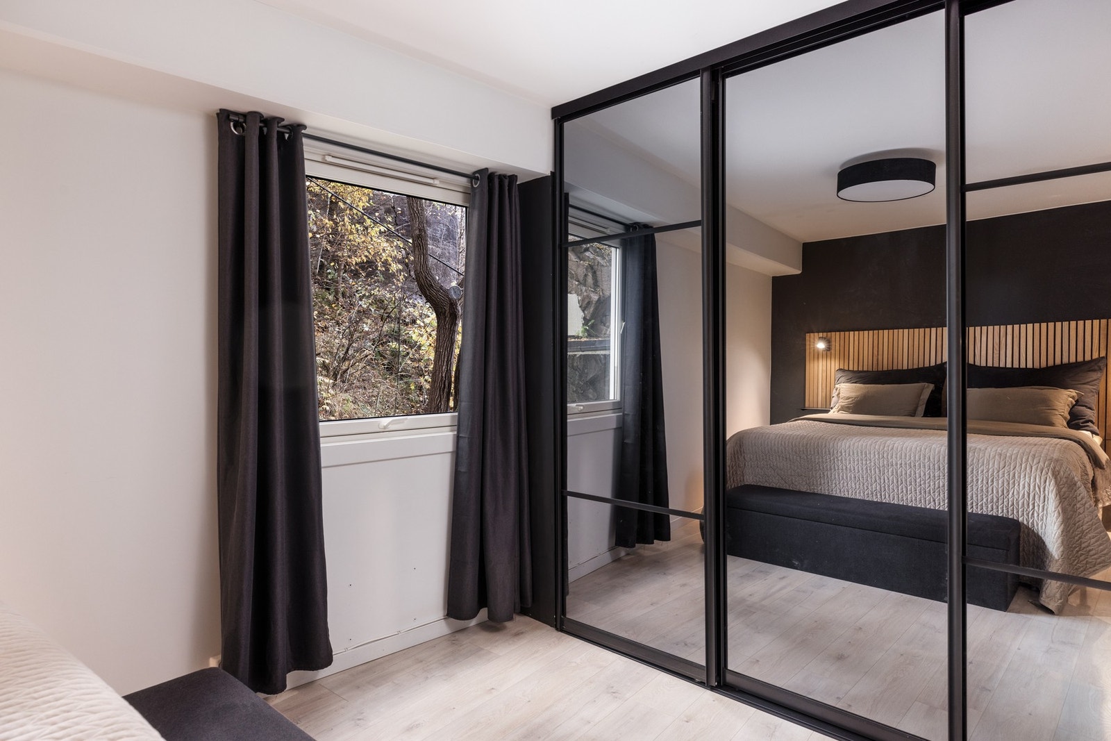 Hovedsoverommet har en rolig og lun atmosfære, med mørk kontrastvegg, spilefelt og plass til dobbeltseng, nattbord og øvrig møblement. Galleribilde