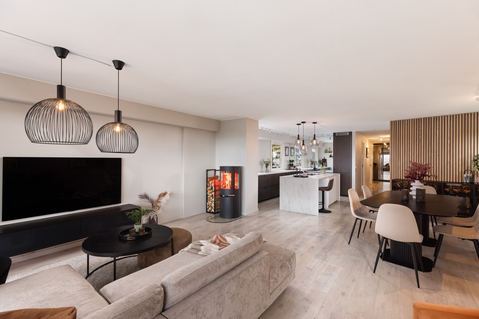 Lamellgardiner, spilevegger og delikate fargetoner skaper en moderne og lun atmosfære. Galleribilde