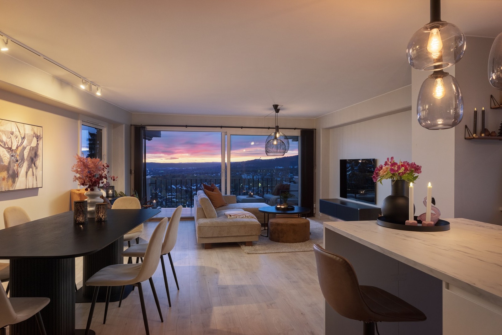 Store vindusflater slipper inn rikelig med naturlig lys og rammer inn utsikten. Galleribilde