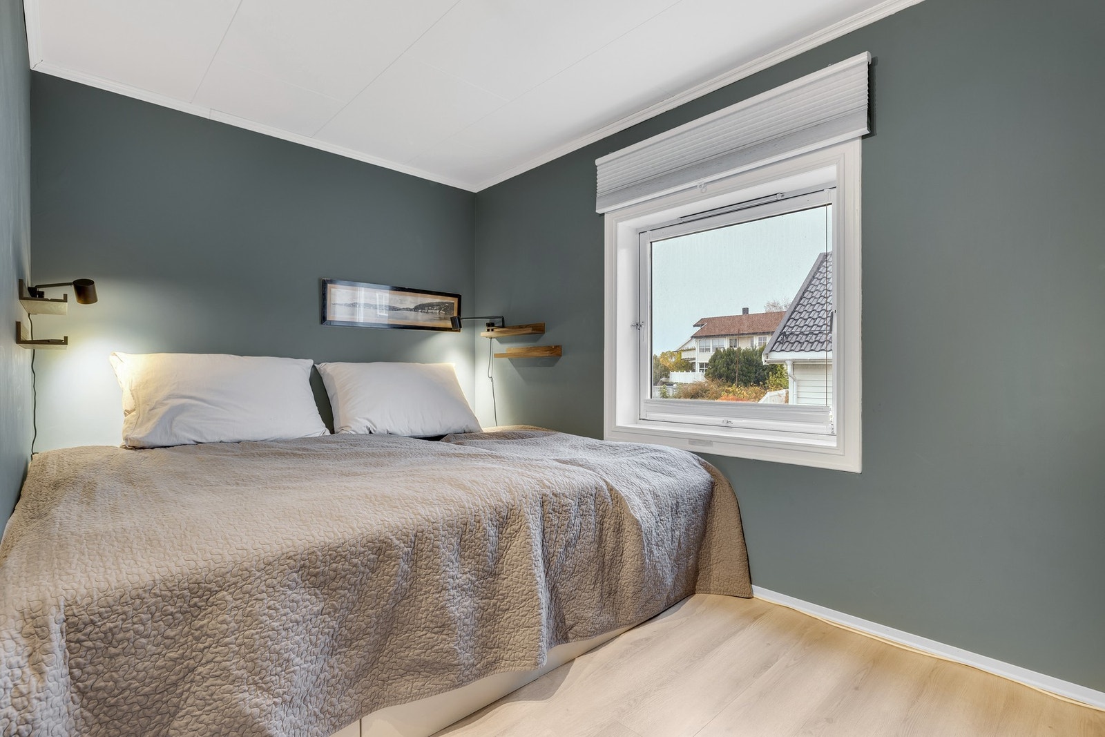 Romslig soverom på 9,4 kvm i lun farge. Her er det god plass til å innrede rommet med en stor seng. Galleribilde