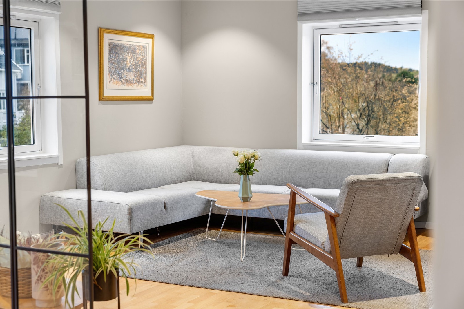 Pen og innbydende stue i moderne fargevalg. Galleribilde