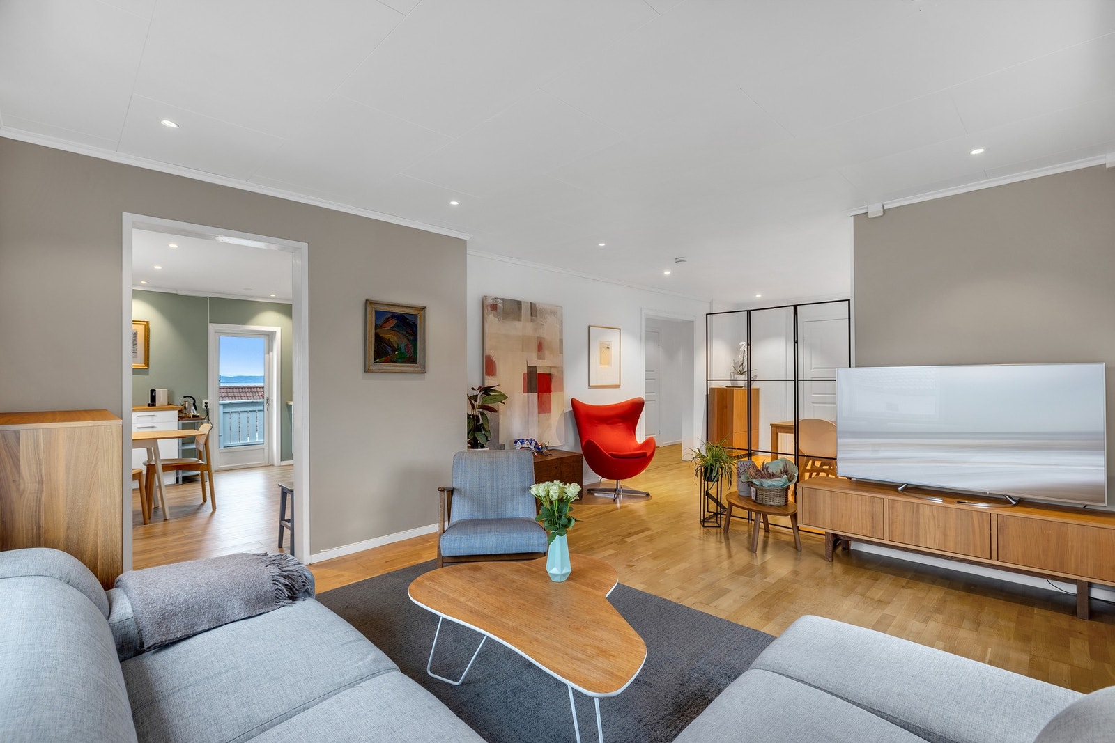 Romslig stuedel som er naturlig inndelt i 2 soner Galleribilde