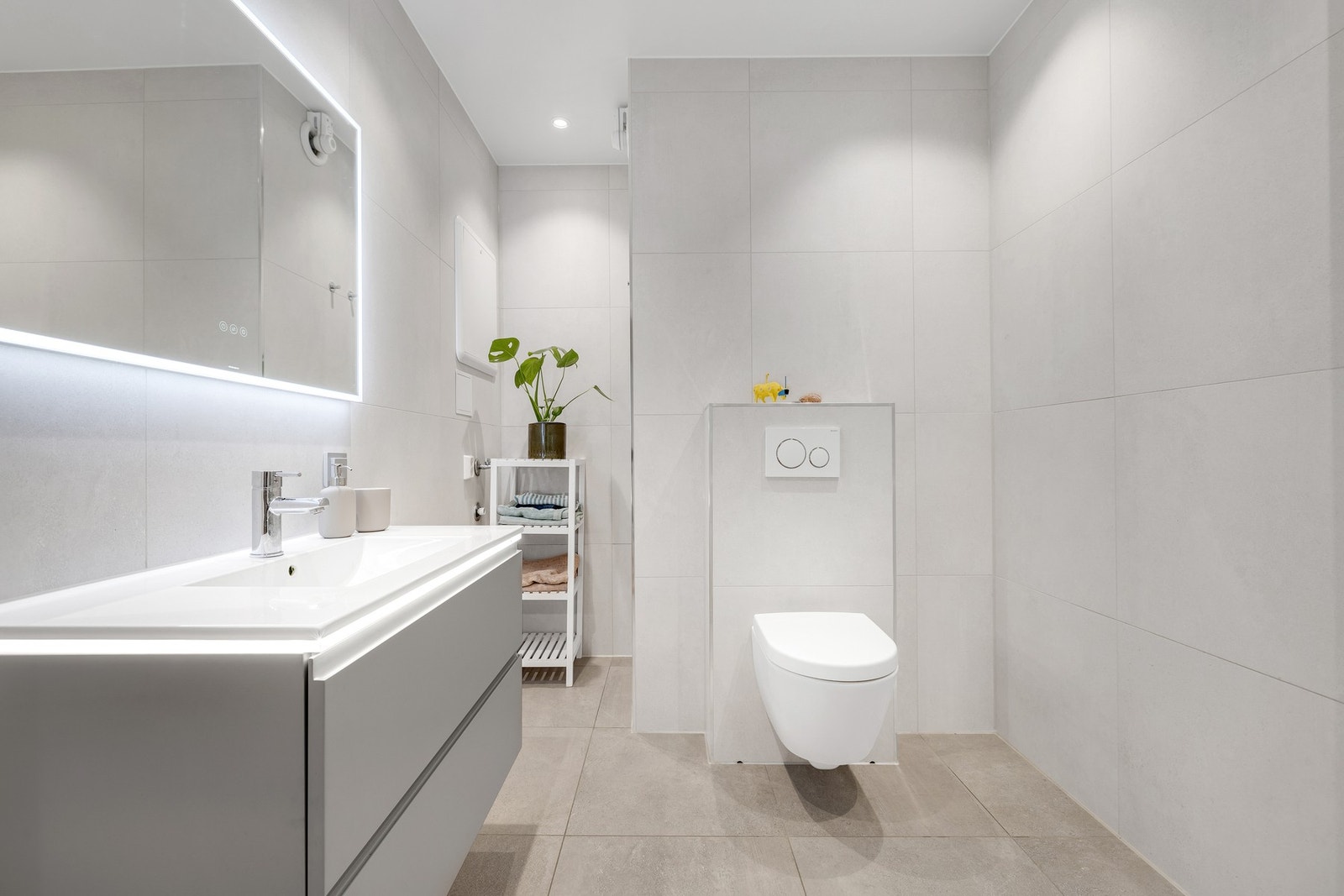 Stilrent helfliset bad på 5,1 kvm med gulvvarme og downlights. Galleribilde