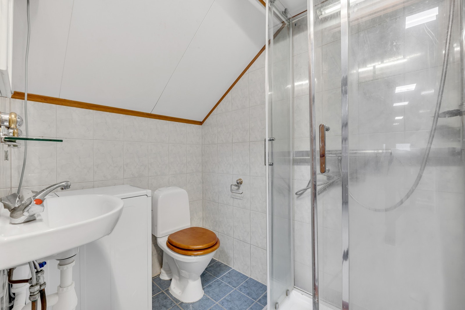 I 3. etasje finner du også et helfliset bad. Badet er utstyrt med dusjkabinett, veggmontert servant, gulvmontert toalett og opplegg for vaskemaskin. Galleribilde