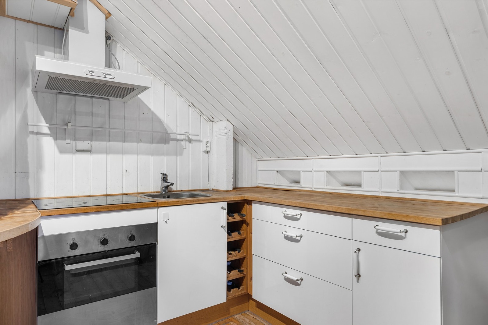 Kjøkkenet har behandlet tregulv. Det er integrert stekeovn og platetopp. Galleribilde