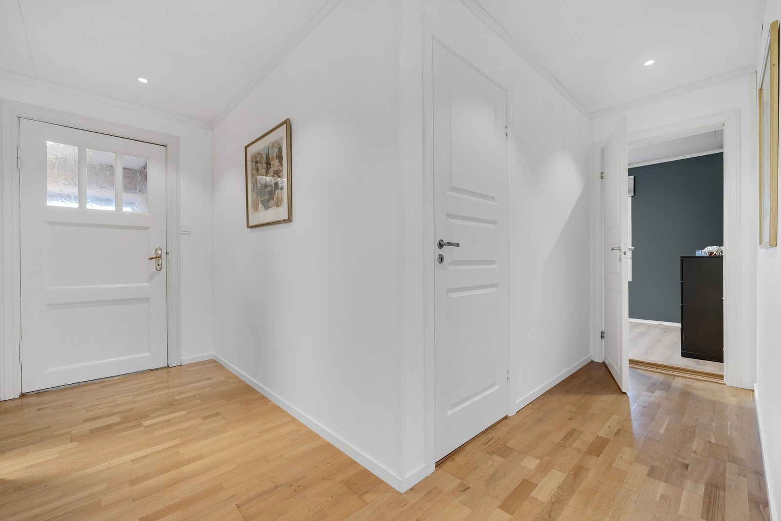 Lys og romslig gang i andre etasje. Galleribilde