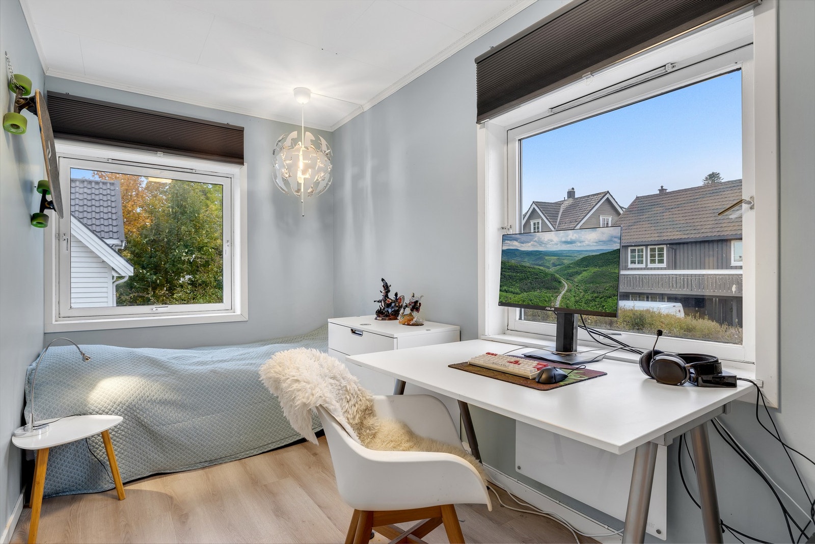 Behagelig soverom på 7,7 kvm med rom for å innrede med seng og andre møblement. Galleribilde