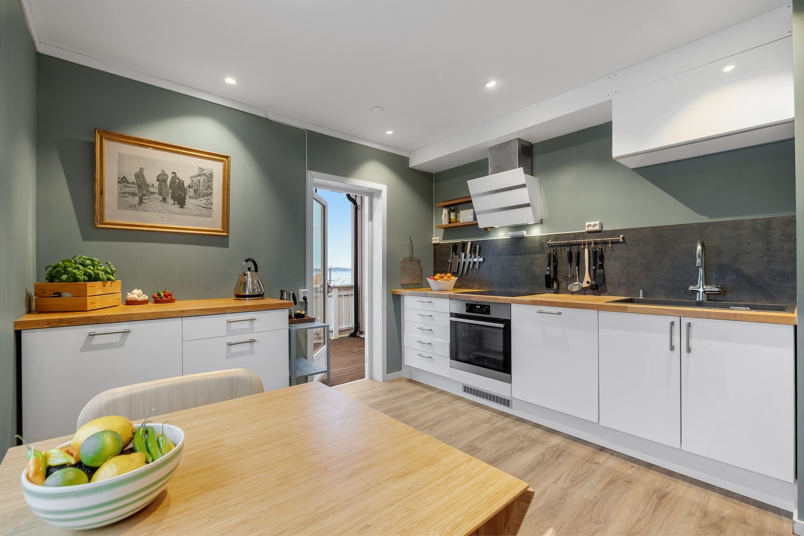 Stilren kjøkkeninnredning i moderne utførelse. Kjøkkenet ble renovert i 2023. Galleribilde