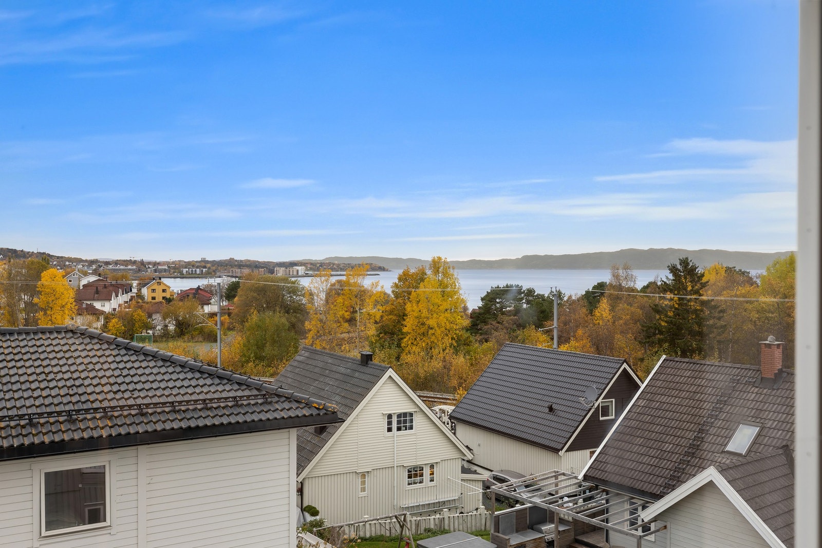 Vakker utsikt over fjorden. Galleribilde