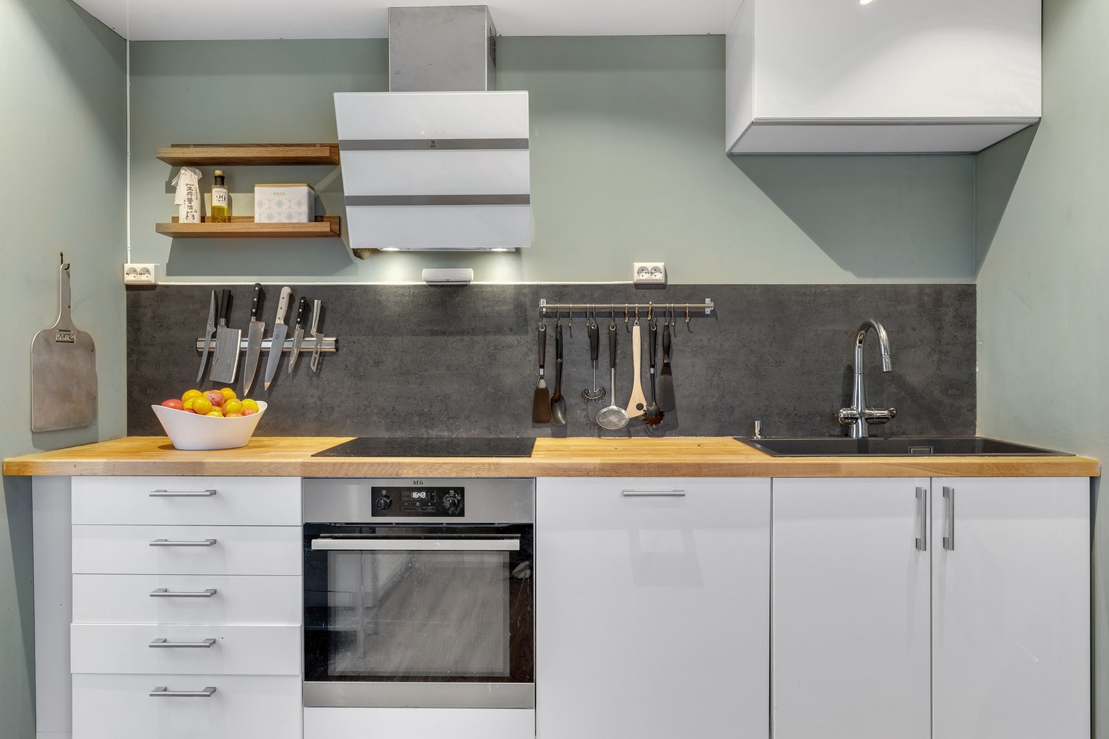 Det er integrert oppvaskmaskin, stekeovn og platetopp. Det er også installert komfyrvakt. Galleribilde