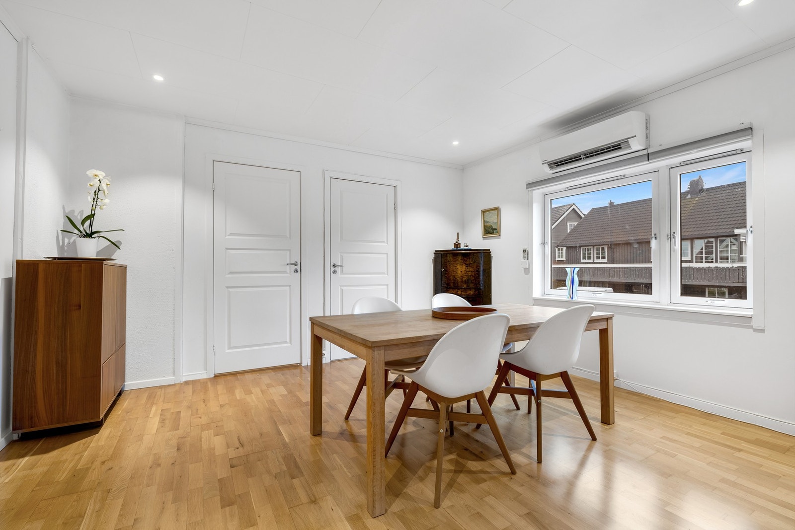 Stue og spisestue har parkett på gulv og downlights i himling. Varmepumpe i spisestue. Galleribilde