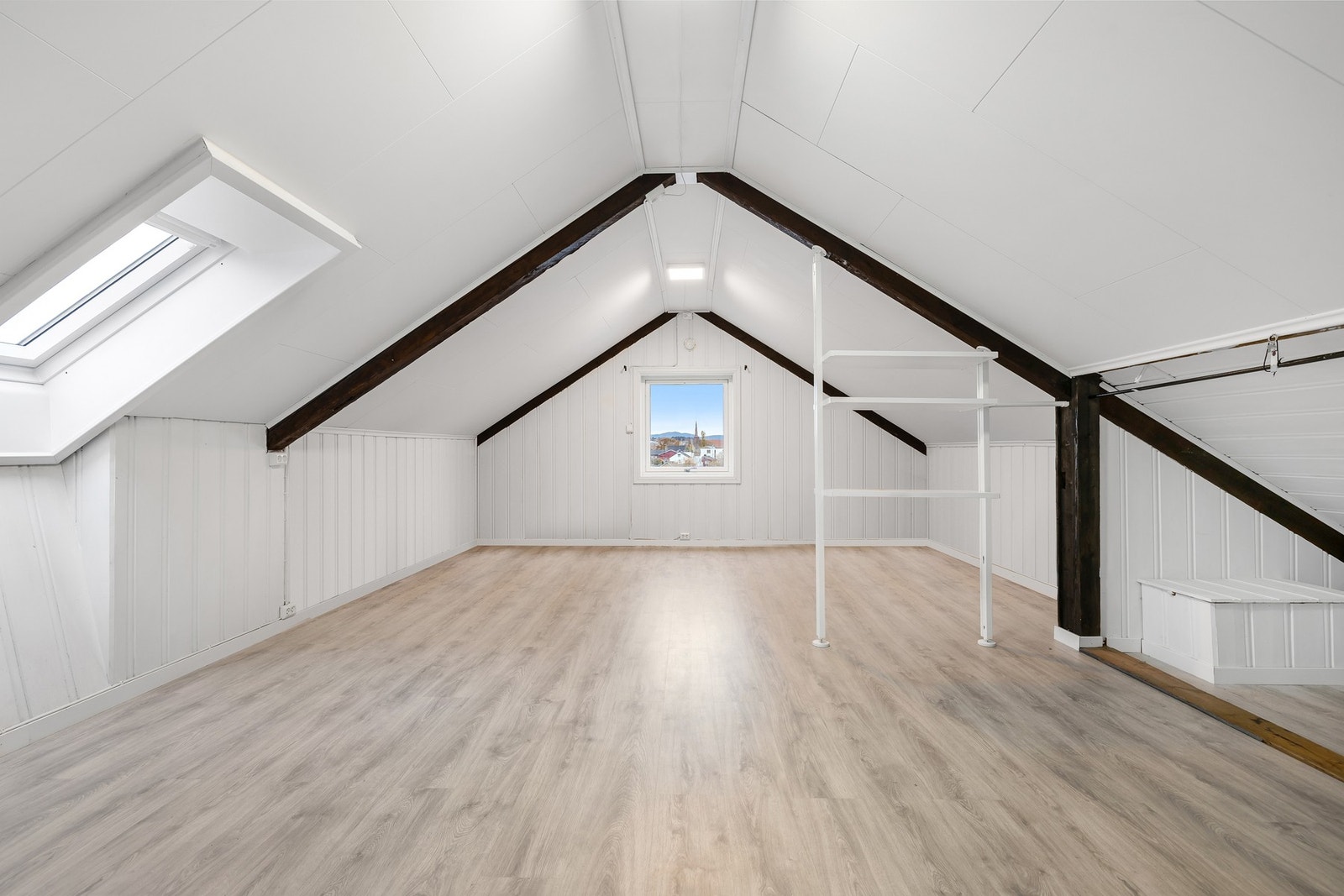 Stor og praktisk loftstue som kan innredes alt etter ønske og behov. Laminat på gulv. Galleribilde
