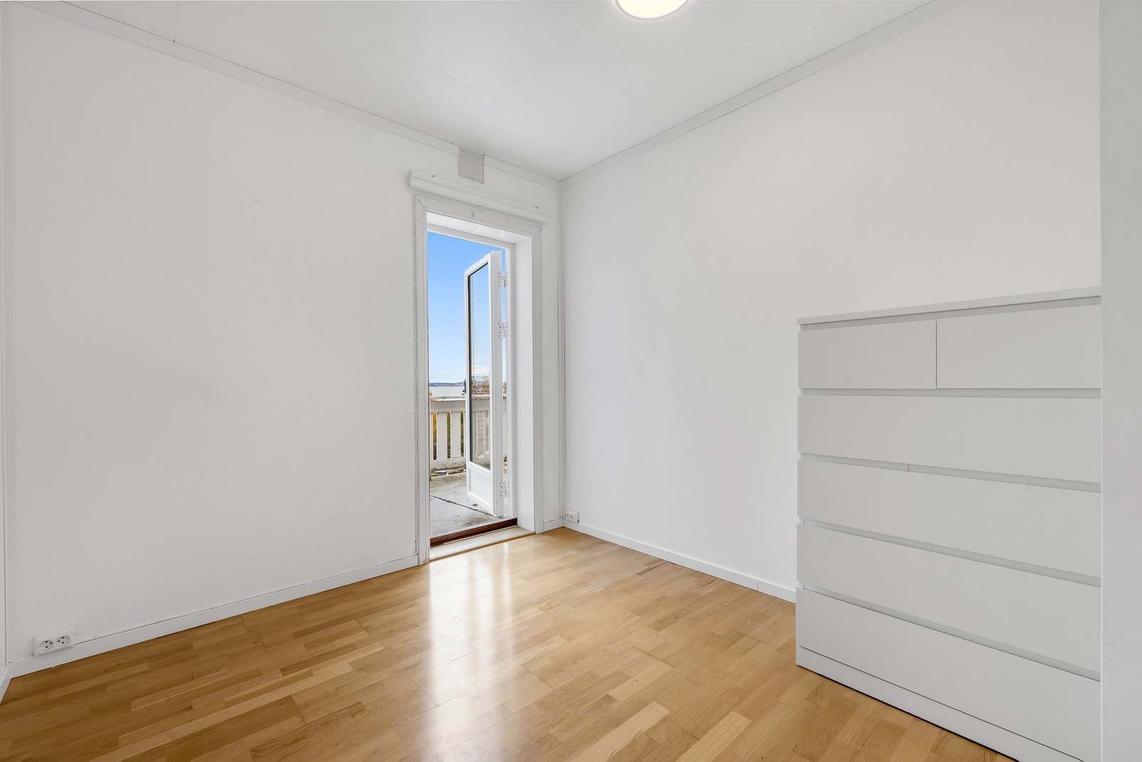 Lyst soverom på 6,9 kvm med egen utgang til takterrasse. Galleribilde