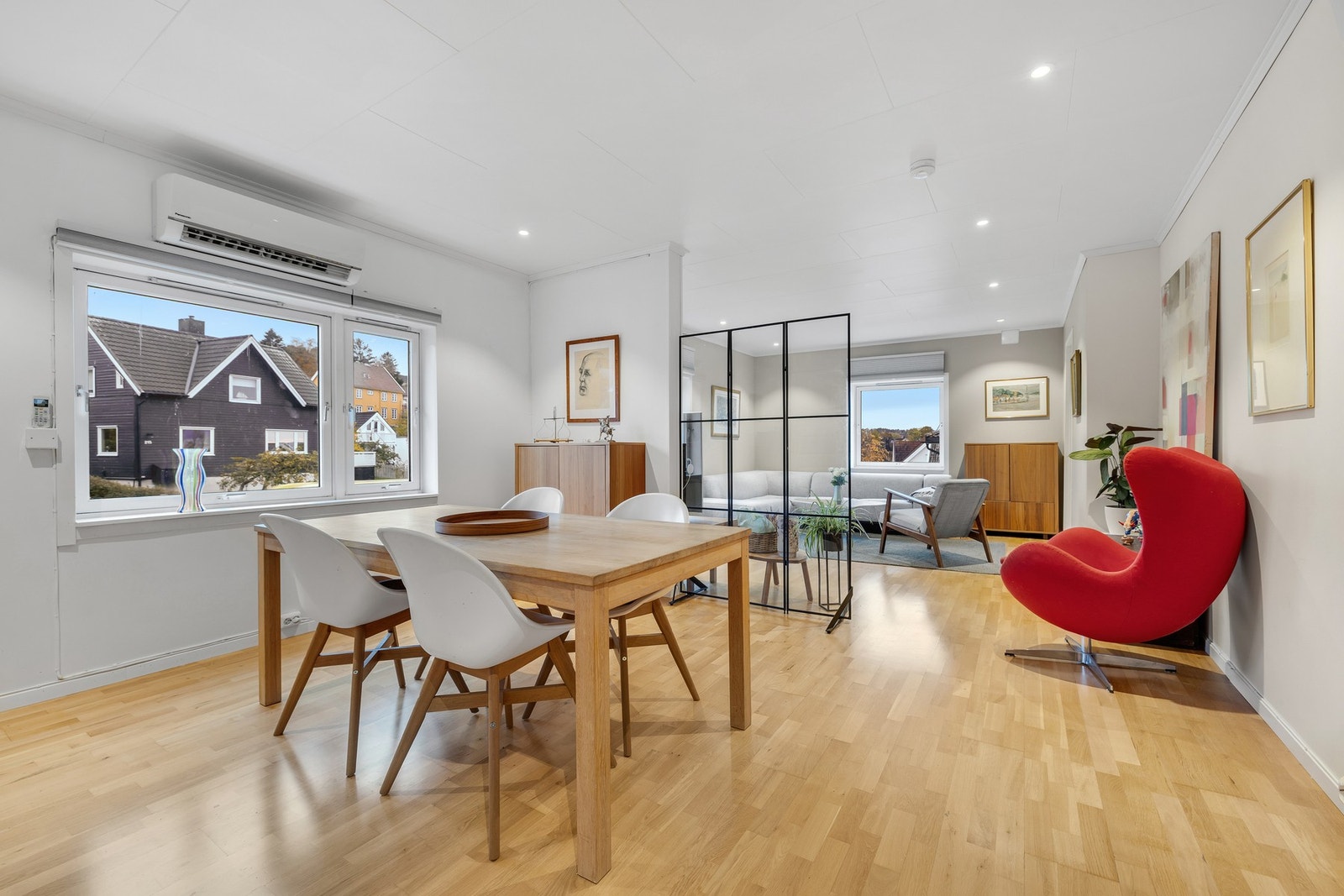 Den romslige stuen og spisestuen utgjør 34 kvm. Galleribilde