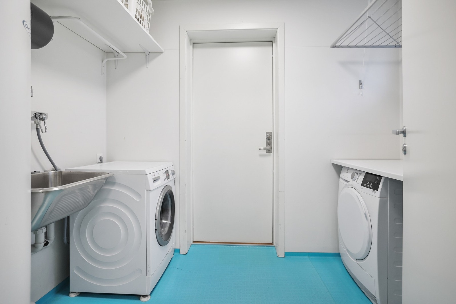 Vaskerommet har gulvvarme, opplegg til vaskemaskin og utslagsvask. Galleribilde