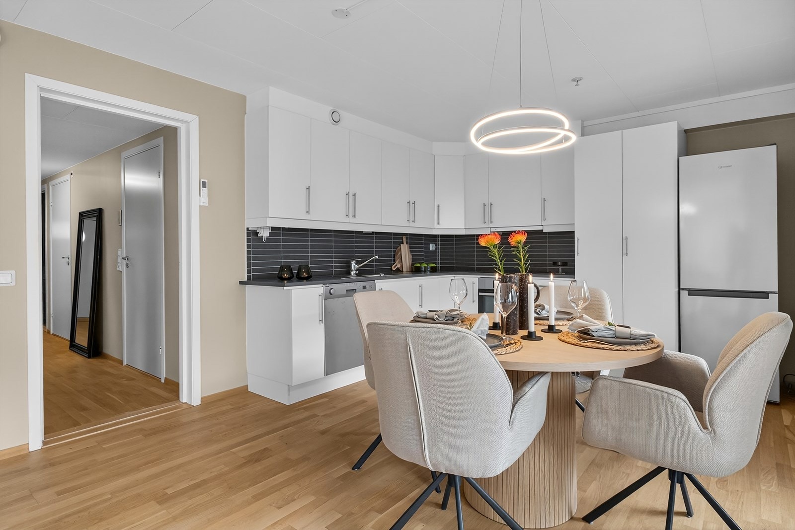 Kjøkken med god skap og benkeplass Galleribilde