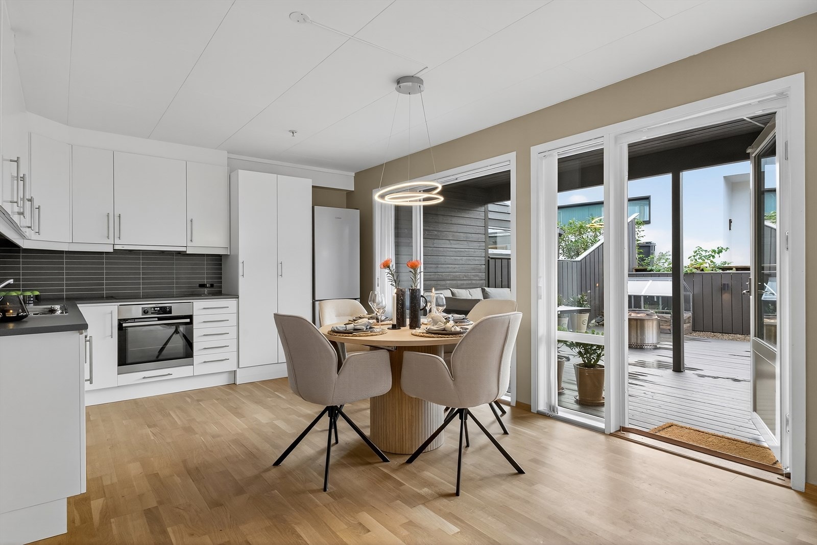 Ut til stor terrasse, deler er under tak Galleribilde