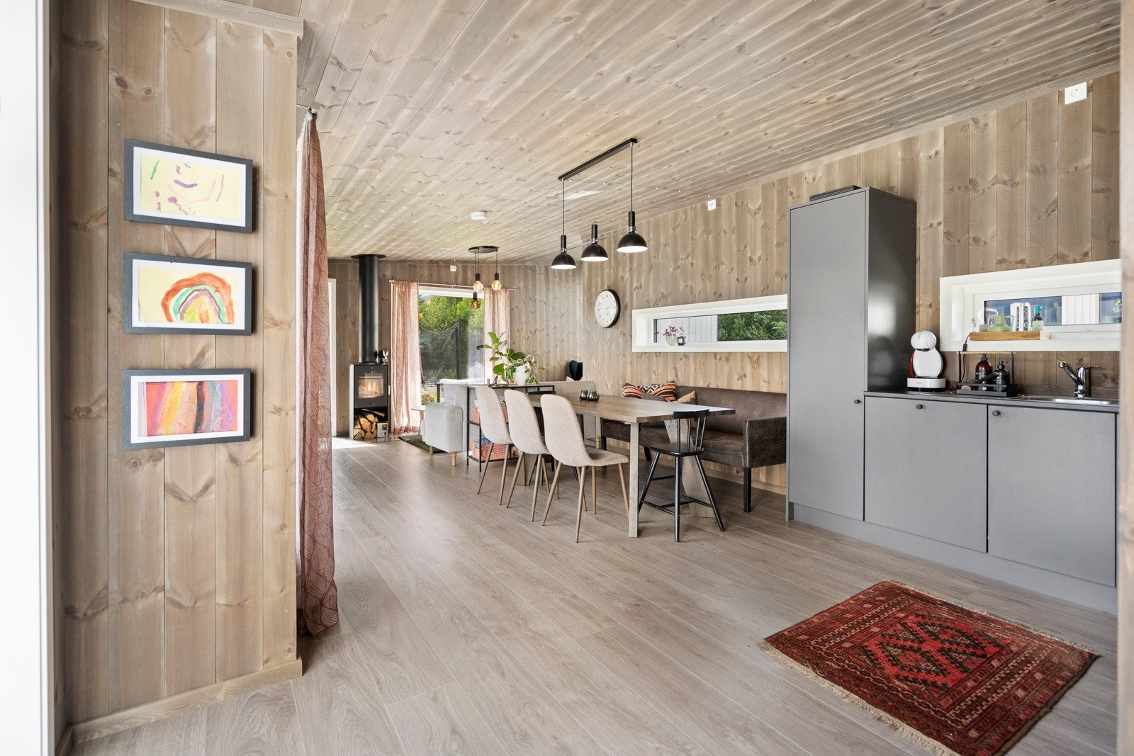 Kjøkkenet er i en åpen løsning med stue/spisestue. Galleribilde