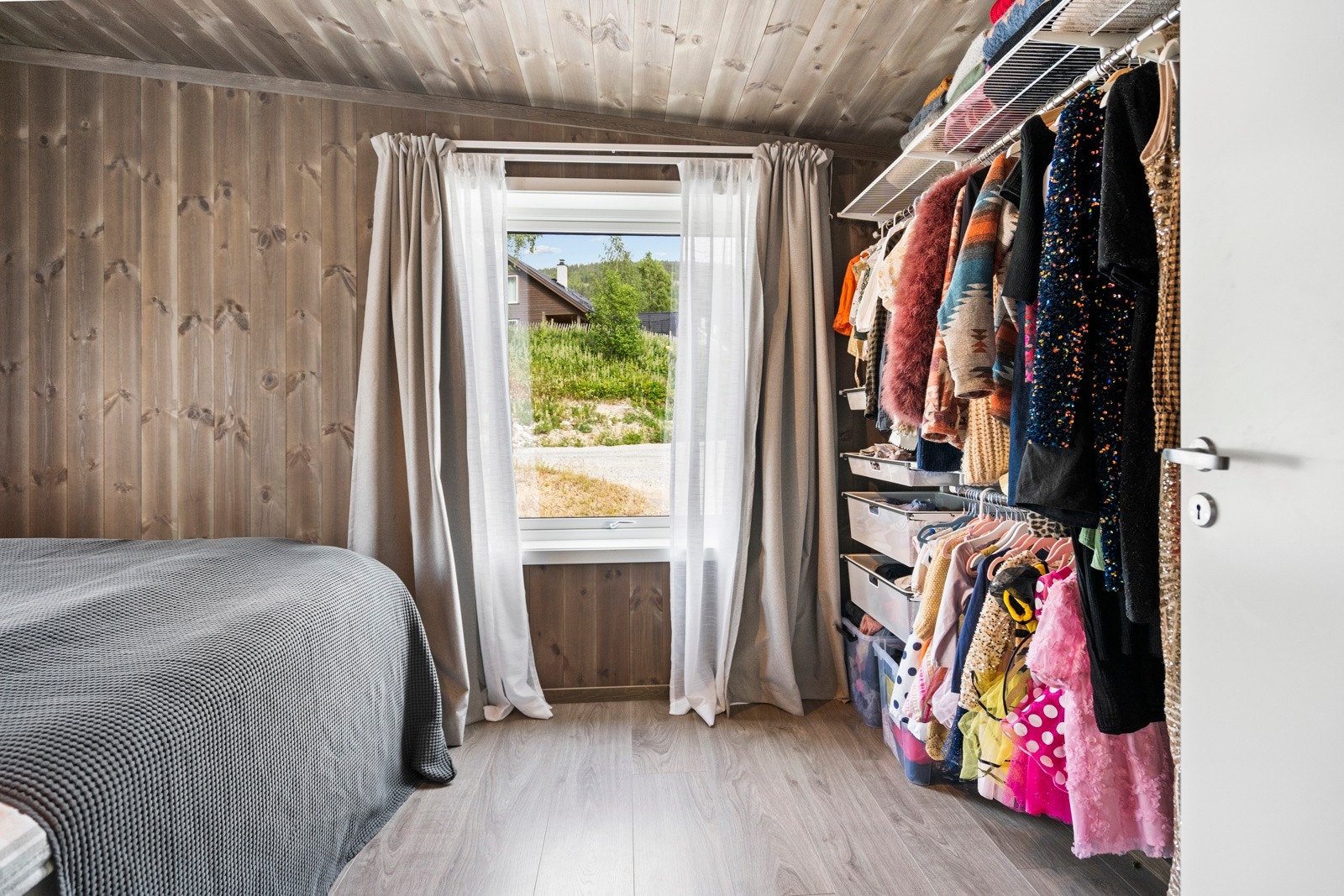 Plass til romslig garderobe. Galleribilde