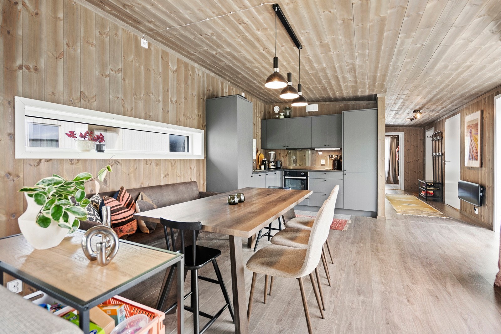 Spisestuen gir et naturlig dele mellom stue og kjøkken. Galleribilde