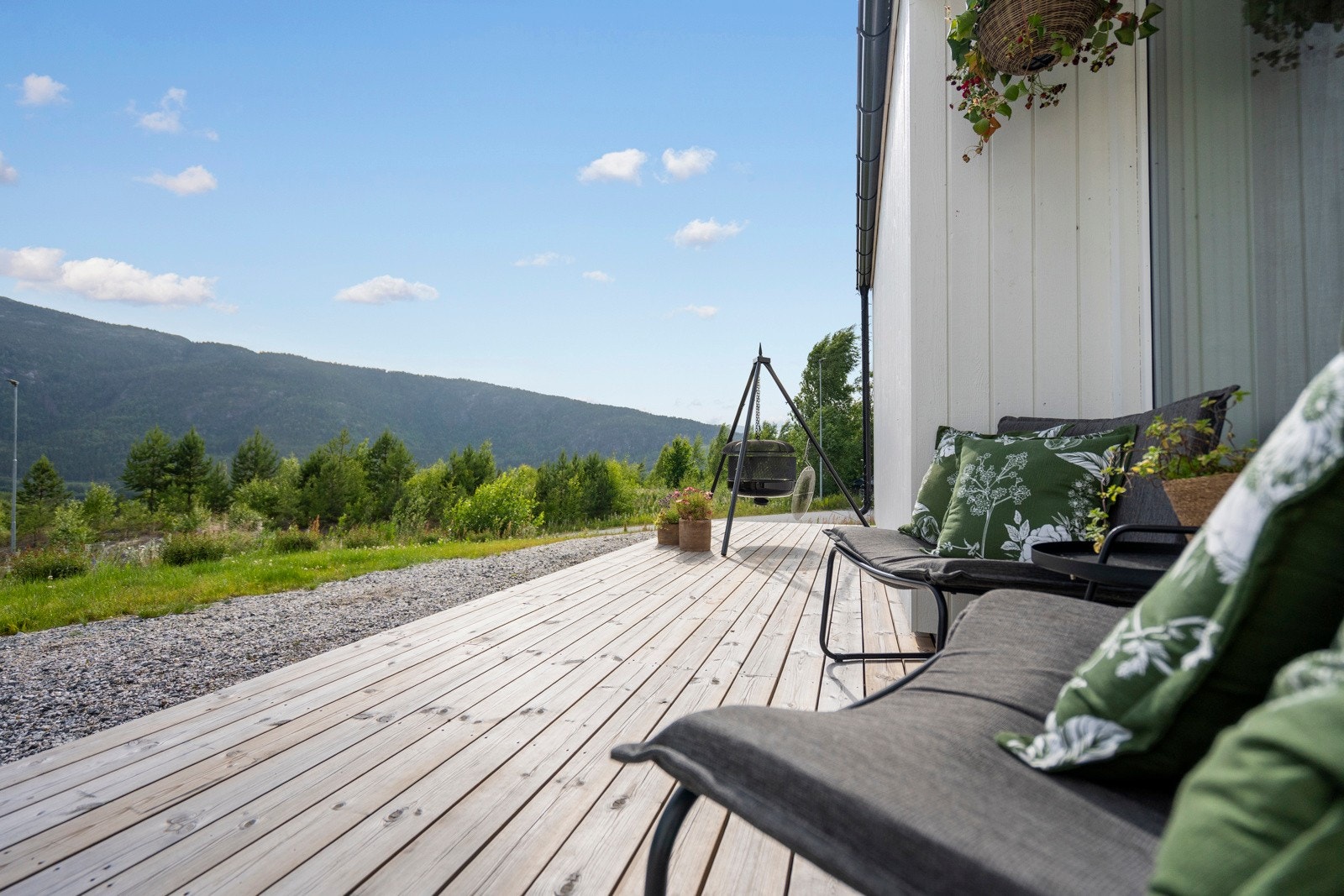 Solrik terrasse fra spisestuen. Galleribilde
