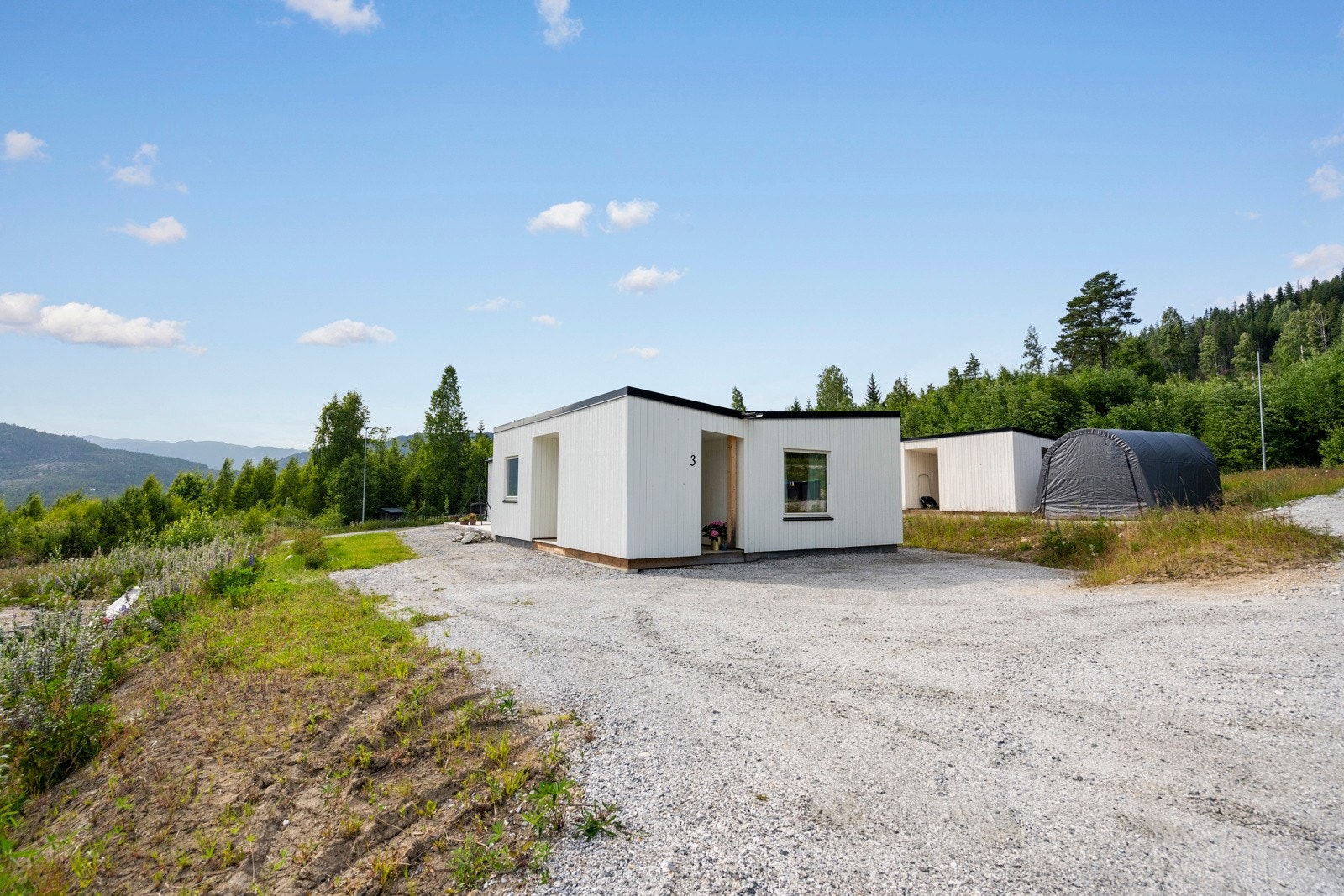 Boligen ligger på en selveiet tomt på 749 m2 Galleribilde