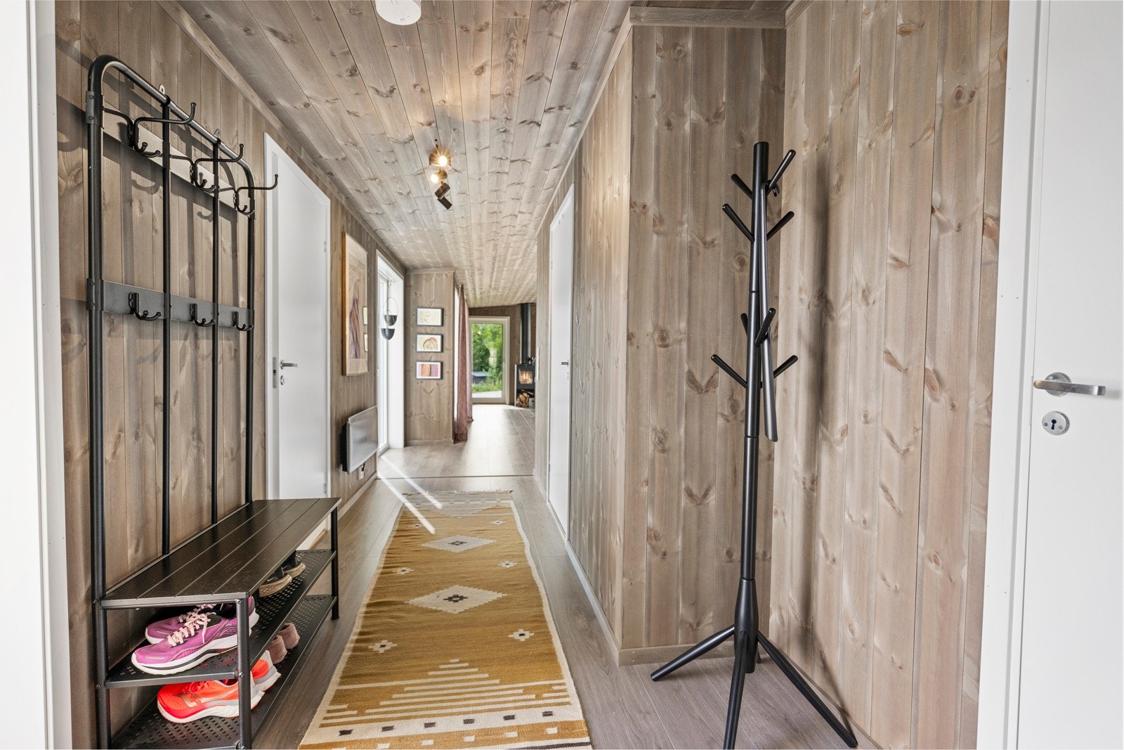 Gang med plass til å henge fra seg yttertøy Galleribilde