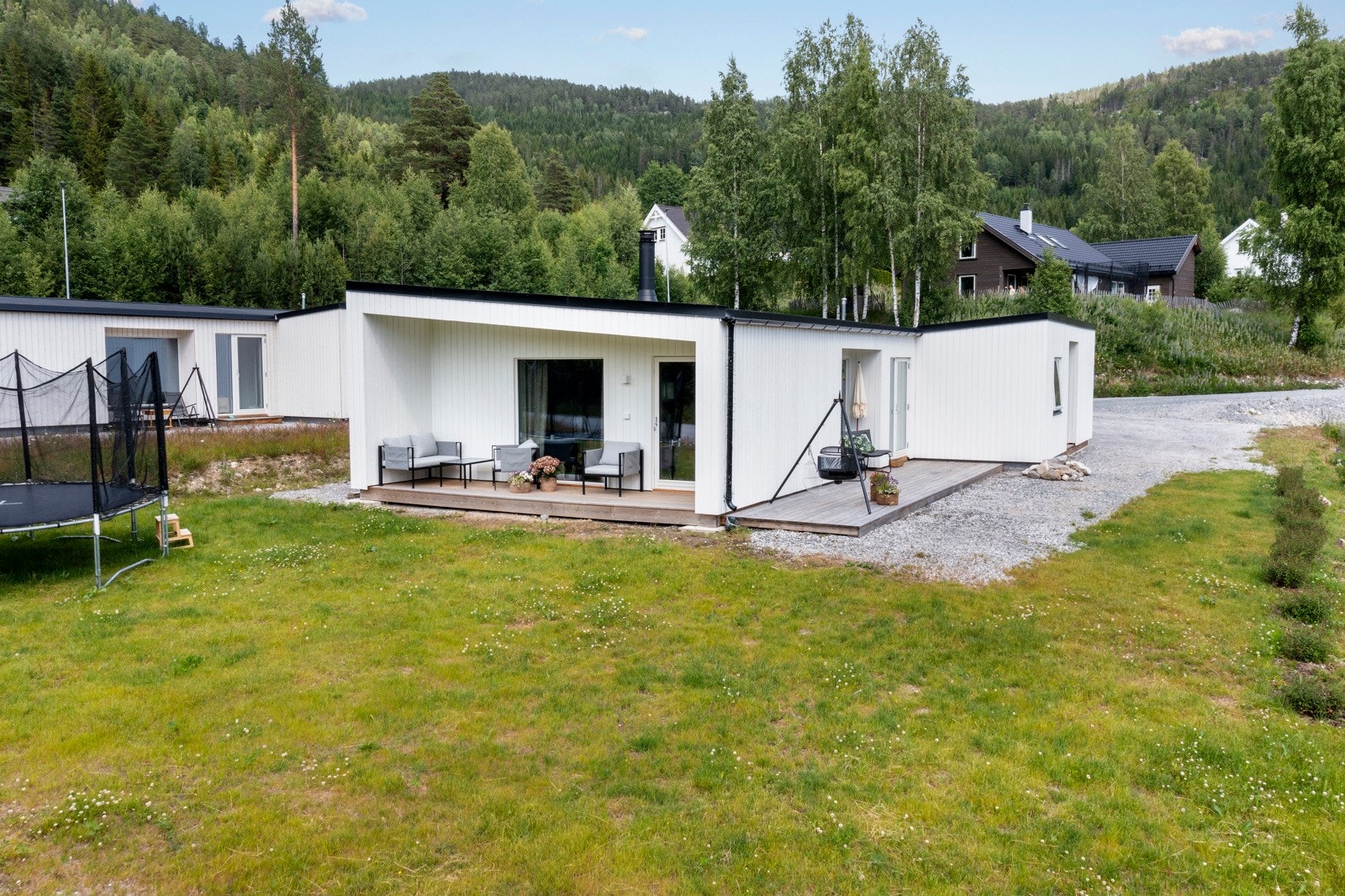 Boligen har en moderne arkitektur og god planløsning Galleribilde