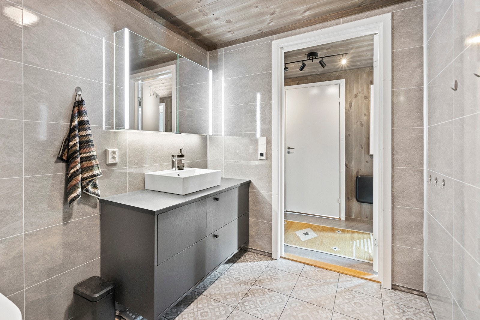 Varmekabler i gulvet på badet. Galleribilde