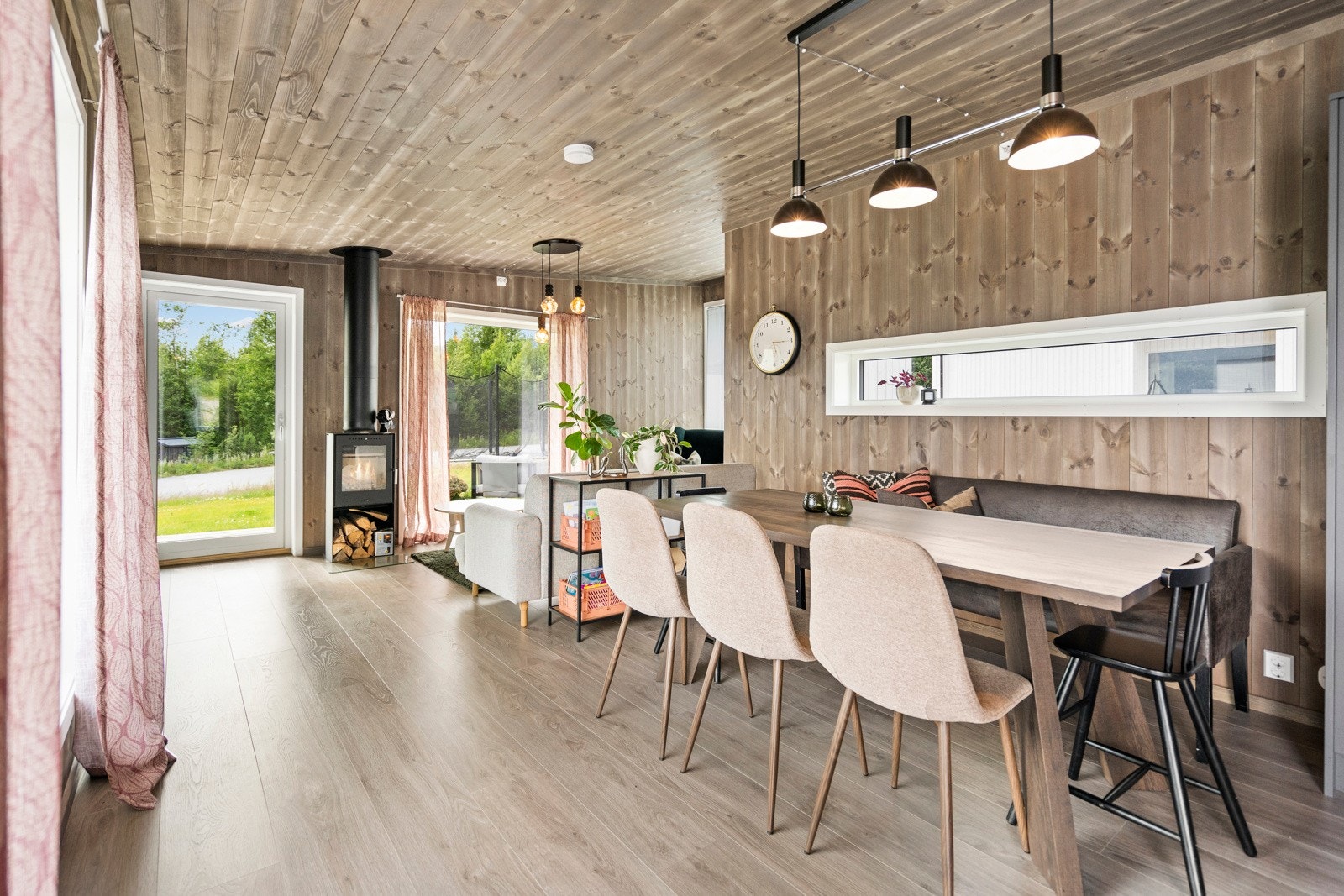 Boligen har store vindusflater som gir rikelig med lysinnslipp og fine utsiktsforhold. Galleribilde