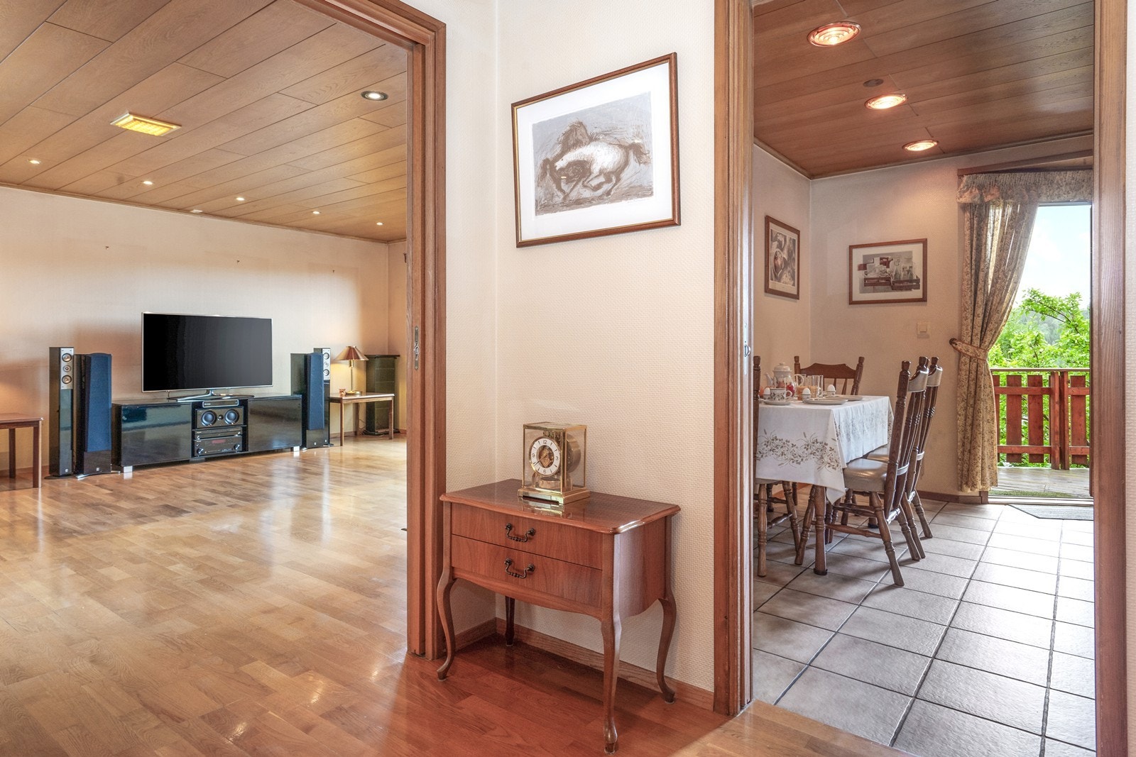 Stuen og kjøkkenet har en delvis åpen forbindelse, perfekt for sosiale sammenkomster. Galleribilde